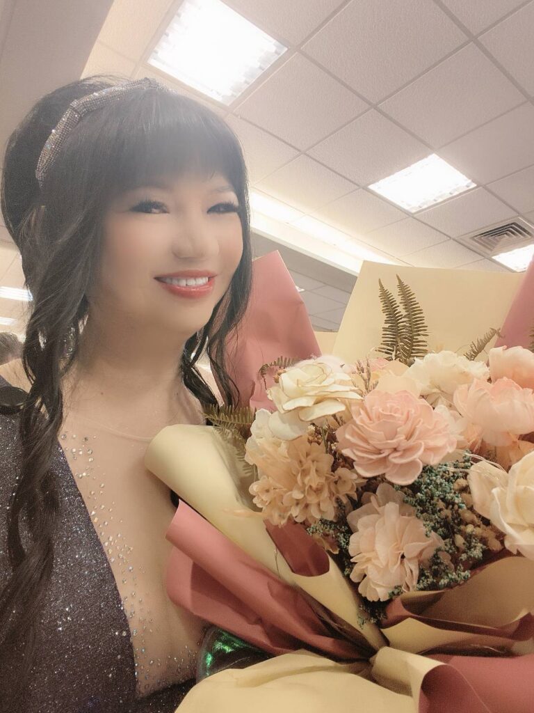 股市女神黃雪芬現身重要股東大會，甜蜜花苑客製花束成會場焦點-1