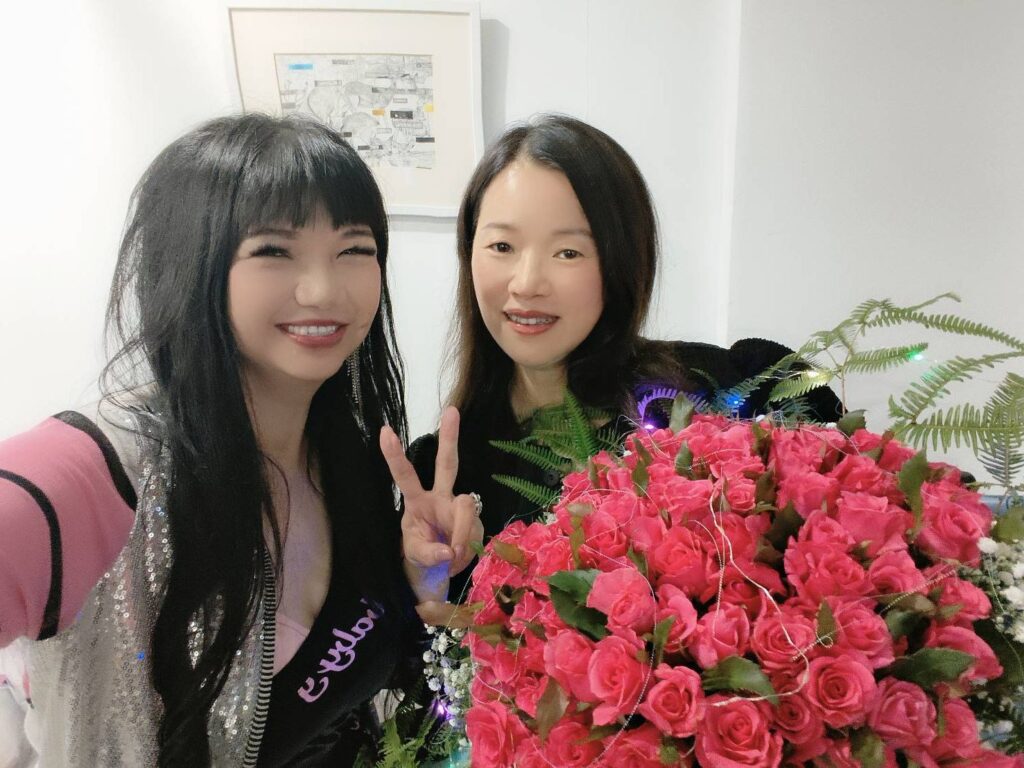 股市女神黃雪芬現身重要股東大會，甜蜜花苑客製花束成會場焦點-3