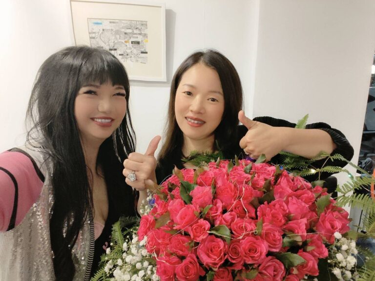 股市女神黃雪芬現身重要股東大會，甜蜜花苑客製花束成會場焦點-4